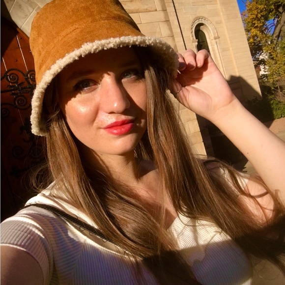 Meet your Posher, Amanda - Picture 1 of 13